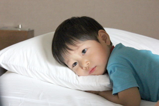 5歳の子供の寝つきが悪く、寝かしつけに困っています。寝具や寝室に問題があるのでしょうか？