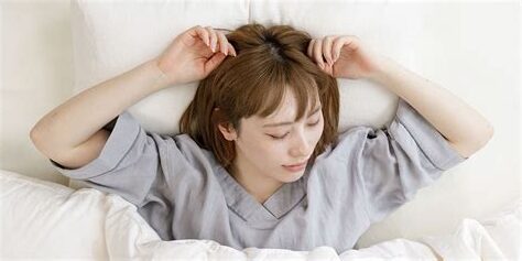 睡眠中に「ばんざい」してしまうのはなぜ？ 〜その理由と健康との関係〜
